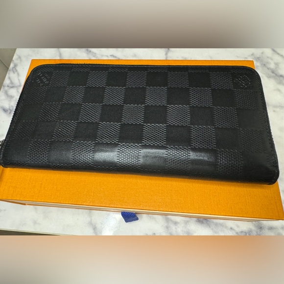 LOUIS VUITTON
Damier Graphite Zippy Vertical Wallet. Like new - Picture 1 of 9